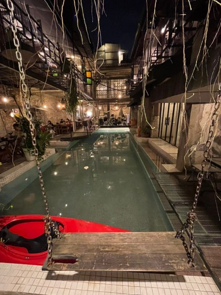 【おしゃれスポット】プール付きカフェ Kafe Kleptokratでリゾート気分を満喫