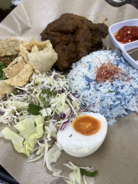 【マレーシア生活】青いごはんってどんな味！？ナシケラブの魅力と食べ方