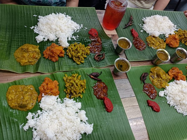 【右手で食べて！！】バナナリーフカレーの魅力とおすすめのお店