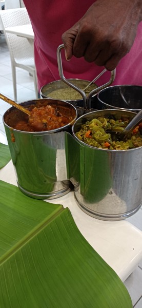 【右手で食べて！！】バナナリーフカレーの魅力とおすすめのお店